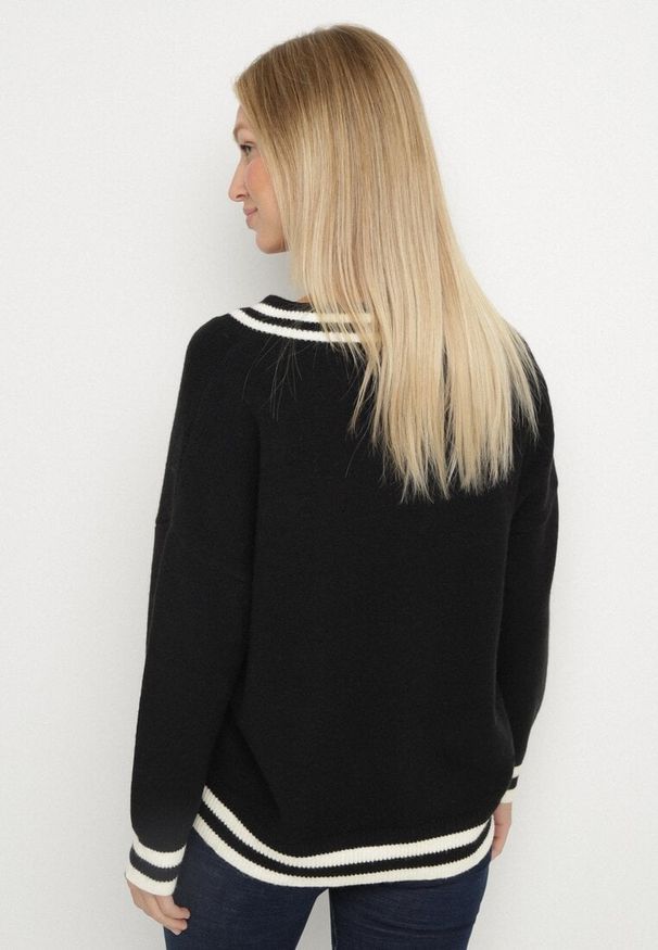 Born2be - Czarny Sweter z Domieszką Kaszmiru w Stylu Preppy Liendria. Okazja: do pracy, na co dzień, na spotkanie biznesowe. Kolor: czarny. Materiał: kaszmir. Wzór: aplikacja. Styl: casual, klasyczny, biznesowy