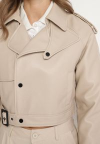 Born2be - Beżowa Kurtka Ramoneska o Krótkim Fasonie Typu Trencz Nilanelia. Kolor: beżowy. Materiał: jeans. Długość rękawa: długi rękaw. Długość: krótkie. Styl: klasyczny, elegancki #6