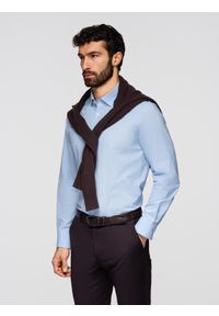 Ombre Clothing - Klasyczna bawełniana męska koszula REGULAR - błękitna V1 - Rozmiar: L. Okazja: na co dzień, do pracy, na spotkanie biznesowe. Typ kołnierza: dekolt w serek, kołnierzyk klasyczny. Kolor: niebieski. Materiał: bawełna. Długość rękawa: długi rękaw. Długość: długie. Wzór: gładki. Styl: klasyczny #1