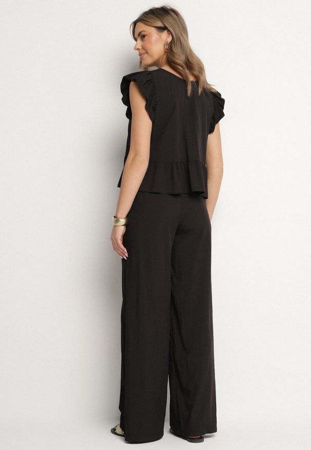 Born2be - Czarny Komplet z Wiskozą Szerokie Spodnie i Bluzka z Falbankami Villimi. Kolor: czarny. Materiał: wiskoza