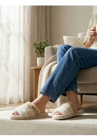 Sinsay - Kapcie ze sztucznym futerkiem - beżowy. Kolor: beżowy. Materiał: futro #1