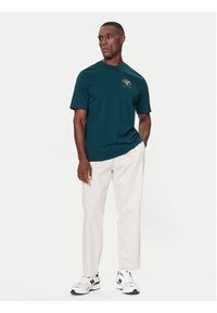 Adidas - adidas T-Shirt 3-Stripes Lights Giftbox Graphic JN2498 Zielony Regular Fit. Kolor: zielony. Materiał: bawełna #4