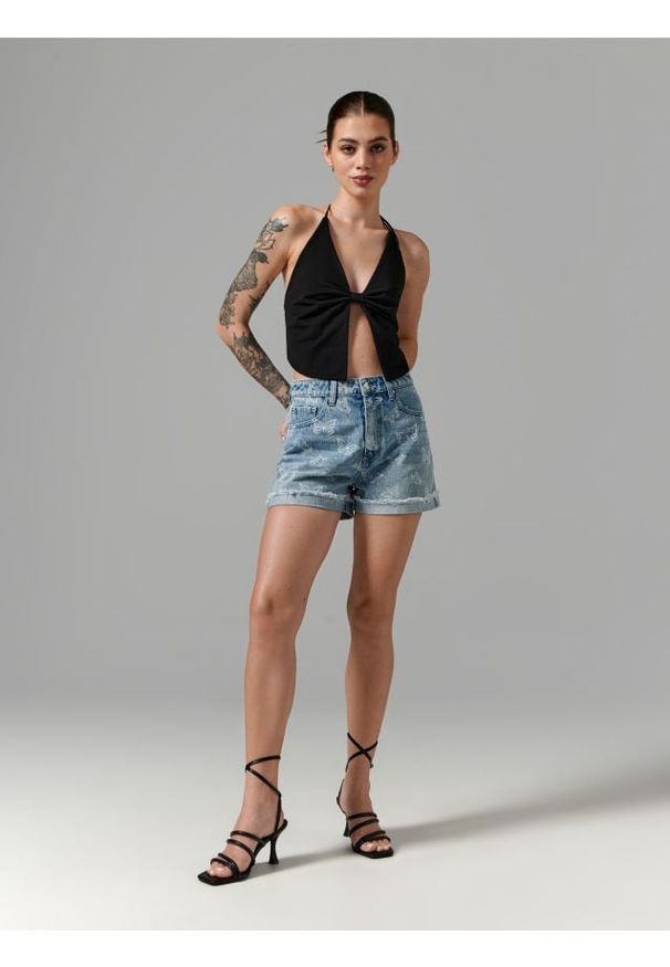 Sinsay - Szorty jeansowe ze wzorem - niebieski. Kolor: niebieski. Materiał: jeans