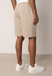Born2be - Beżowe Szorty Dresowe z Bawełną i Sznurkami Leofiel. Okazja: na co dzień, na spacer. Kolor: beżowy. Materiał: bawełna, dresówka. Wzór: napisy. Styl: casual, klasyczny #4