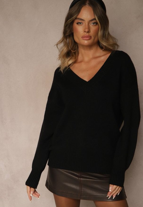 Renee - Czarny Sweter z Kaszmirem i Trójkątnym Dekoltem Plenne. Kolor: czarny. Materiał: kaszmir. Styl: klasyczny