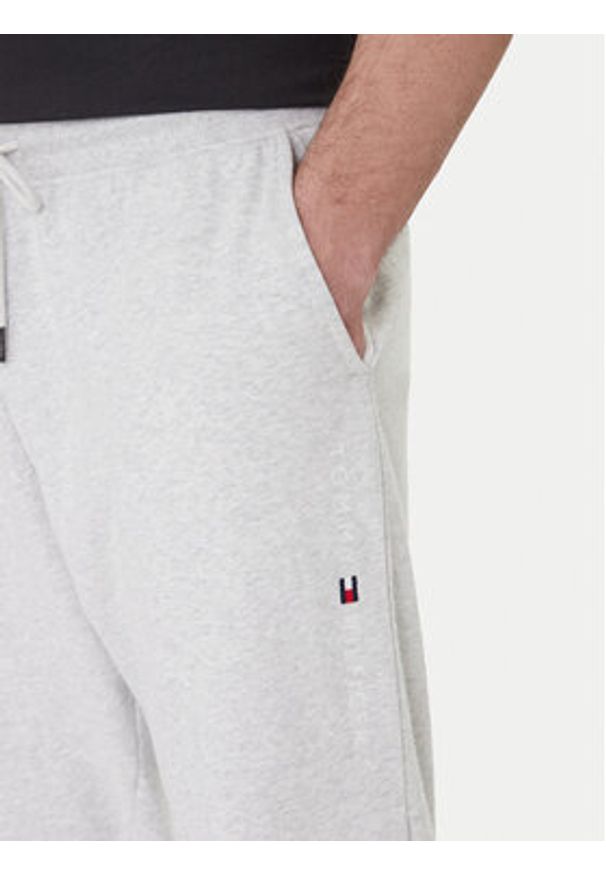 TOMMY HILFIGER - Tommy Hilfiger Spodnie dresowe UM0UM03664 Szary Regular Fit. Kolor: szary. Materiał: bawełna