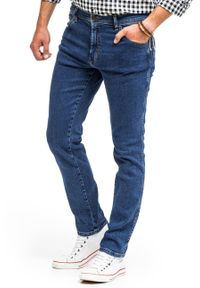 Wrangler - WRANGLER TEXAS SLIM MĘSKIE SPODNIE JEANSOWE CRAZY GAME W12SOAR26. Okazja: na spotkanie biznesowe. Styl: elegancki, biznesowy