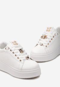 Renee - Biało-Czarne Sneakersy na Niskiej Platformie z Ozdobnymi Metalowymi Aplikacjami Auala. Kolor: biały. Wzór: aplikacja. Obcas: na platformie #5