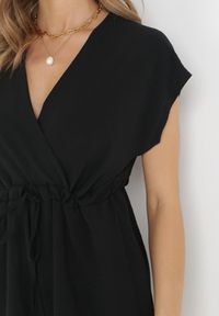 Born2be - Czarny Krótki Kombinezon z Krótkim Rękawem i Ściągaczem w Talii Aliaa. Kolor: czarny. Materiał: materiał. Długość rękawa: krótki rękaw. Długość: krótkie #3