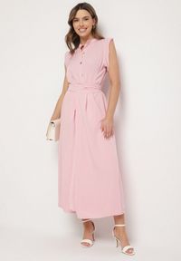 Born2be - Różowa Sukienka Koszulowa o Rozkloszowanym Kroju z Wiązaniem w Pasie Mavirielle. Okazja: na co dzień. Typ kołnierza: dekolt w serek. Kolor: różowy. Materiał: skóra. Długość rękawa: długi rękaw. Typ sukienki: koszulowe. Styl: elegancki, casual #6