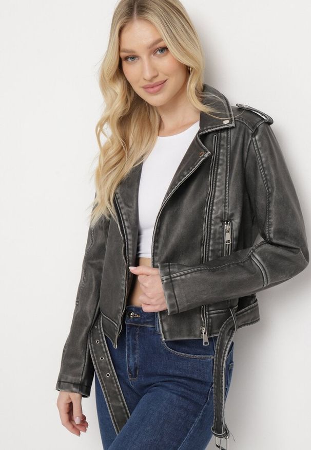 Born2be - Szara Kurtka Ramoneska z Ozdobnym Paskiem na Dole i Asymetrycznym Suwakiem Etoisa. Okazja: na co dzień. Kolor: szary. Materiał: jeans. Długość rękawa: krótki rękaw. Długość: krótkie. Styl: elegancki, casual