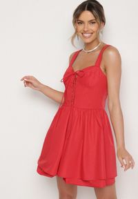 Born2be - Czerwona Bawełniana Sukienka Vices w Rustykalnym Stylu z Wiązaniem Fenavira. Okazja: na co dzień. Kolor: czerwony. Materiał: bawełna. Długość rękawa: na ramiączkach. Wzór: aplikacja. Styl: casual #7