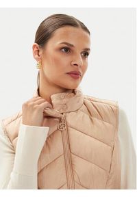 Guess Bezrękawnik W4YL08 WGAE2 Beżowy Regular Fit. Kolor: beżowy. Materiał: syntetyk. Długość rękawa: bez rękawów