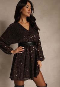 Renee - Brązowa Rozkloszowana Sukienka z Długimi Rękawami Zdobiona Cekinami Reisena. Typ kołnierza: dekolt w kształcie V. Kolor: brązowy. Materiał: poliester, lakier. Długość rękawa: długi rękaw. Wzór: aplikacja. Styl: elegancki #3