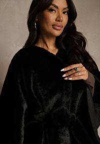 Renee - Czarne Futerkowe Ponczo Ozdobione Paskiem Monareva. Okazja: na co dzień. Kolor: czarny. Materiał: jeans. Wzór: aplikacja. Styl: casual, elegancki #3