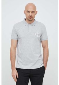 Calvin Klein Jeans polo męski kolor szary z nadrukiem. Typ kołnierza: polo. Kolor: szary. Materiał: dzianina. Długość: krótkie. Wzór: nadruk #2