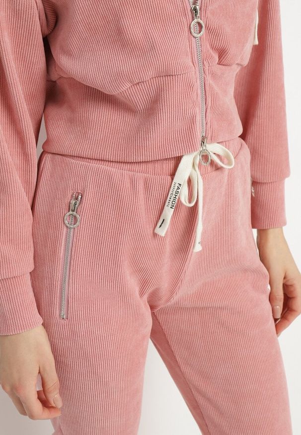 Born2be - Różowy Bawełniany Komplet Dresowy Bluza z Kapturem i Spodnie ze Sznurkiem Hariven. Kolor: różowy. Materiał: bawełna, dresówka. Sport: turystyka piesza