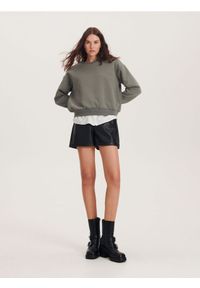 Reserved - Bluza z detalem koszulowym - oliwkowy. Kolor: oliwkowy. Materiał: dzianina, bawełna. Wzór: gładki #1