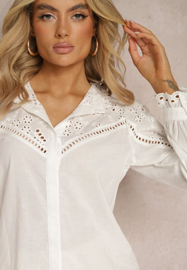 Renee - Biała Klasyczna Koszula w Stylu Boho z Bawełny z Ażurową Koronką Tilhila. Kolor: biały. Materiał: bawełna, koronka. Wzór: ażurowy, koronka. Styl: boho, klasyczny