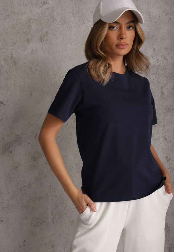 Renee - Granatowy Bawełniany T-shirt Ozdobiony po Bokach Rozcięciami Brinelle. Kolor: niebieski. Materiał: bawełna. Wzór: aplikacja. Sezon: lato. Styl: sportowy, elegancki