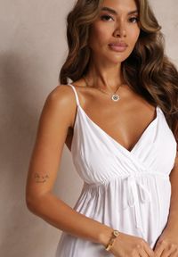 Renee - Biała Rozkloszowana Sukienka Maxi z Głębokim Dekoltem na Ramiączkach Renava. Kolor: biały. Długość rękawa: na ramiączkach. Typ sukienki: rozkloszowane. Styl: wakacyjny. Długość: maxi #3