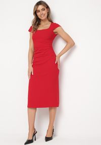 Born2be - Czerwona Sukienka Midi z Kwadratowym Dekoltem Revinane. Okazja: na co dzień. Typ kołnierza: dekolt kwadratowy. Kolor: czerwony. Styl: casual, elegancki. Długość: midi #5