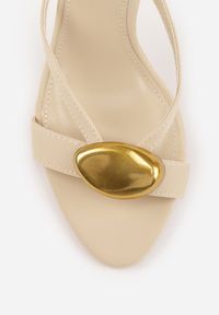 Born2be - Beżowe Eleganckie Klapki na Szpilce z Owalną Metaliczną Aplikacją Zelleva. Okazja: na co dzień. Kolor: beżowy. Materiał: jeans. Wzór: aplikacja. Obcas: na szpilce. Styl: elegancki #2