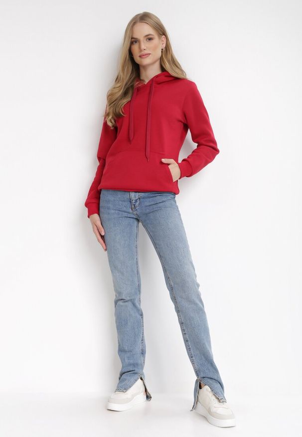 Born2be - Czerwona Bluza z Kapturem Kasseia. Typ kołnierza: kaptur. Kolor: czerwony. Materiał: polar, dzianina. Styl: klasyczny