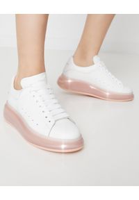Alexander McQueen - ALEXANDER MCQUEEN - Białe sneakersy z różową podeszwą. Nosek buta: okrągły. Kolor: różowy, wielokolorowy, fioletowy. Materiał: materiał. Obcas: na płaskiej podeszwie #1