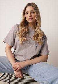 Born2be - Szary Oversizowy T-shirt z Bawełny Zdobiony Haftem z Cekinami Pidella. Okazja: na co dzień. Kolor: szary. Materiał: bawełna. Wzór: haft, aplikacja. Styl: casual, elegancki #7