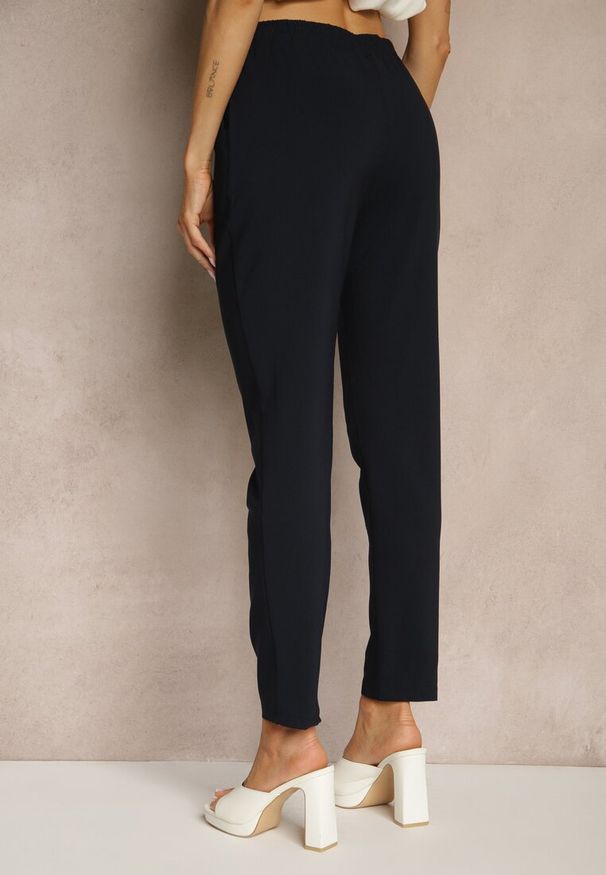Renee - Granatowe Spodnie z Wiskozą High Waist z Ozdobnymi Guzikami Redillia. Okazja: na co dzień, na spotkanie biznesowe. Stan: podwyższony. Kolor: niebieski. Materiał: wiskoza. Styl: klasyczny, elegancki, biznesowy, casual