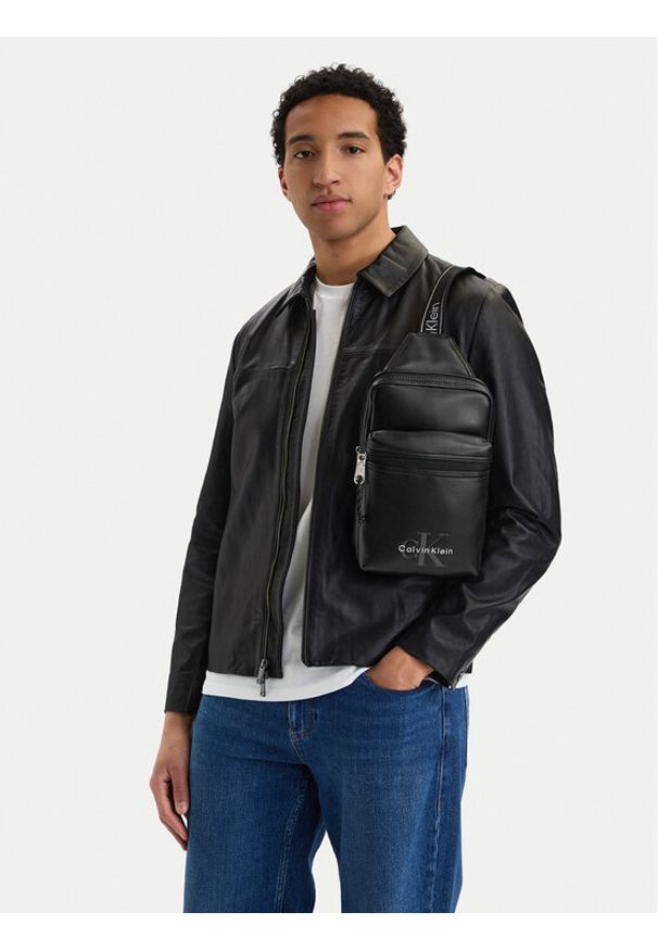 Calvin Klein Saszetka Bold Logo Webbing Sling LV04D3449G Czarny. Kolor: czarny. Materiał: skóra