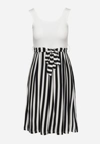 Born2be - Biało-Czarna Wiskozowa Sukienka na Ramiączkach z Materiałowym Paskiem Furelia. Typ kołnierza: dekolt w łódkę. Kolor: biały. Materiał: wiskoza, materiał. Długość rękawa: na ramiączkach. Typ sukienki: proste, rozkloszowane, ołówkowe. Styl: elegancki #5