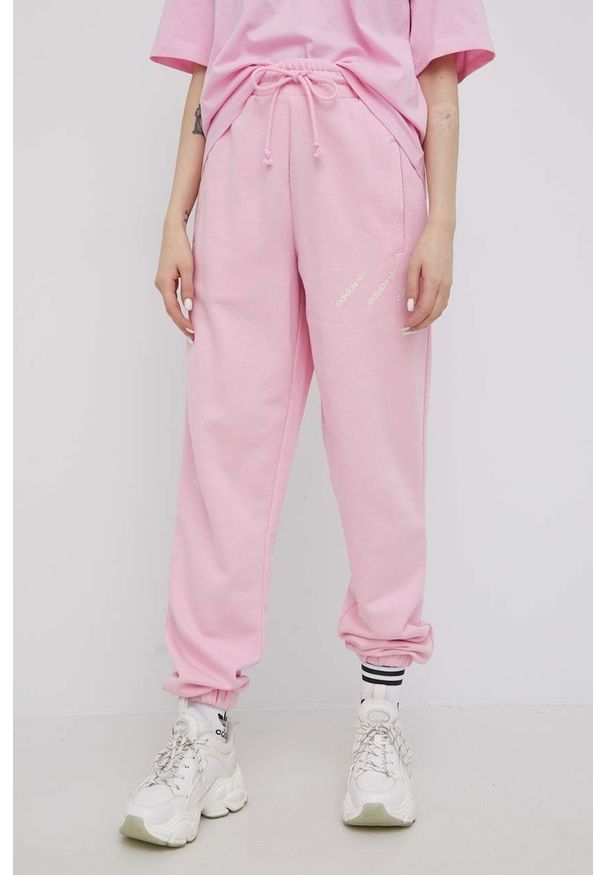 adidas Originals spodnie damskie kolor różowy z nadrukiem. Stan: podwyższony. Kolor: różowy. Materiał: dzianina, materiał, włókno. Wzór: nadruk
