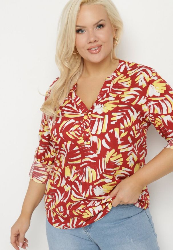 Born2be - Czerwona Wiskozowa Koszula z Guzikami Przy Dekolcie w Abstrakcyjny Wzór Ilasena. Okazja: na co dzień. Kolor: czerwony. Materiał: wiskoza. Styl: elegancki, casual