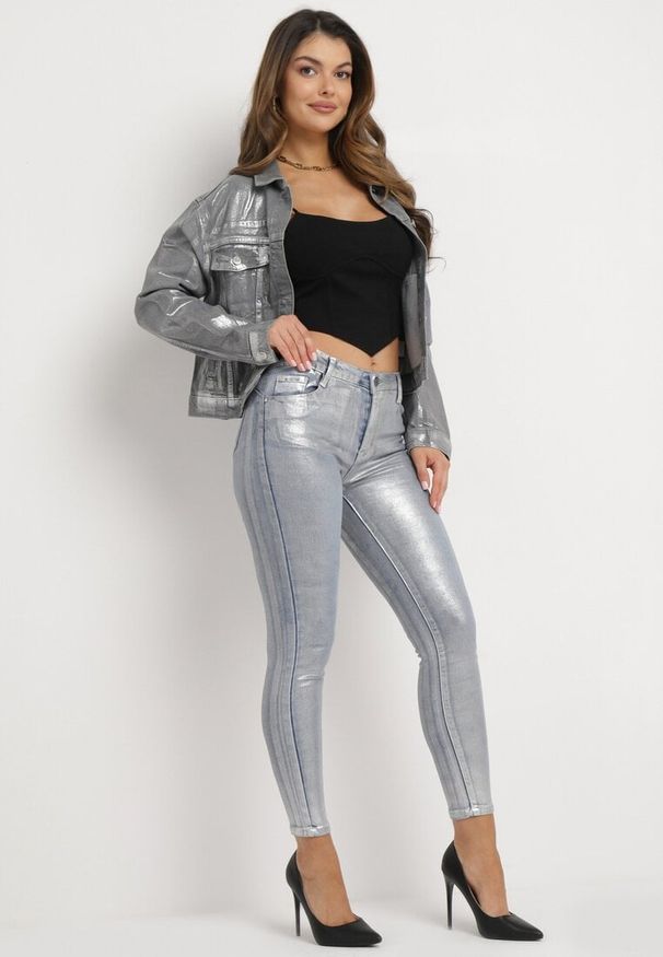 Born2be - Srebrne Metaliczne Jeansy z Efektem Push Up Mireti. Kolor: srebrny. Wzór: aplikacja