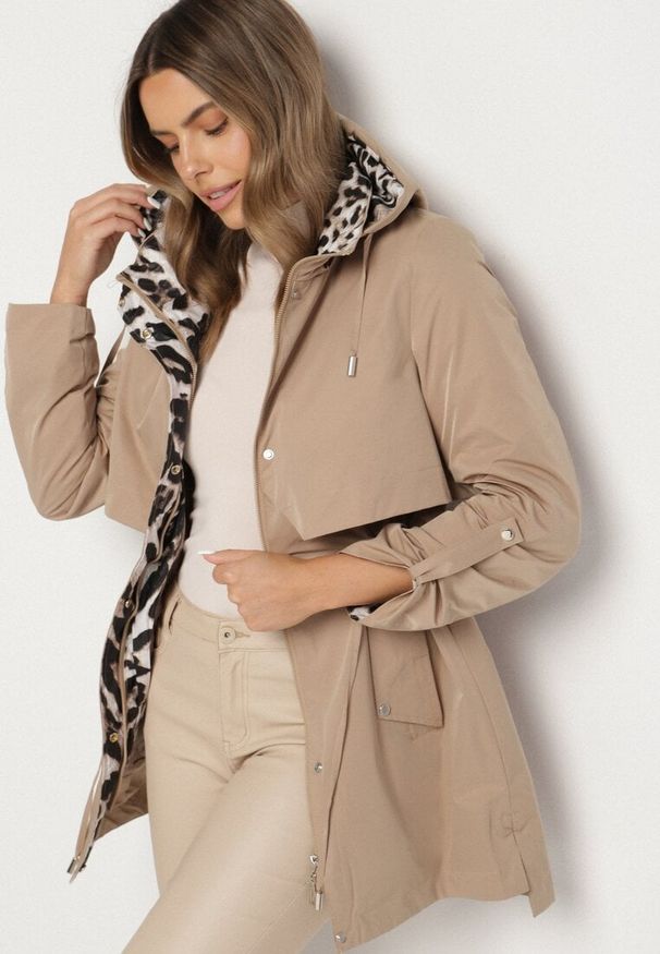 Born2be - Ciemnobeżowa Kurtka w Stylu Parki z Odpinanym Kapturem i Ozdobną Podszewką Ismerife. Okazja: na spacer, na co dzień. Kolor: beżowy. Styl: casual