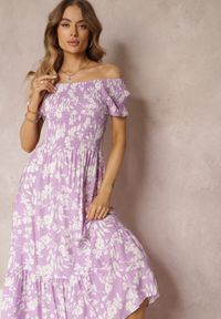 Renee - Fioletowa Rozkloszowana Sukienka Maxi z Hiszpańskim Dekoltem w Kwiaty Zevana. Kolor: fioletowy. Wzór: kwiaty. Sezon: lato, wiosna. Typ sukienki: rozkloszowane. Długość: maxi