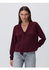 Reserved - Sweter z ozdobnym wiązaniem - bordowy. Kolor: czerwony. Materiał: wełna, dzianina
