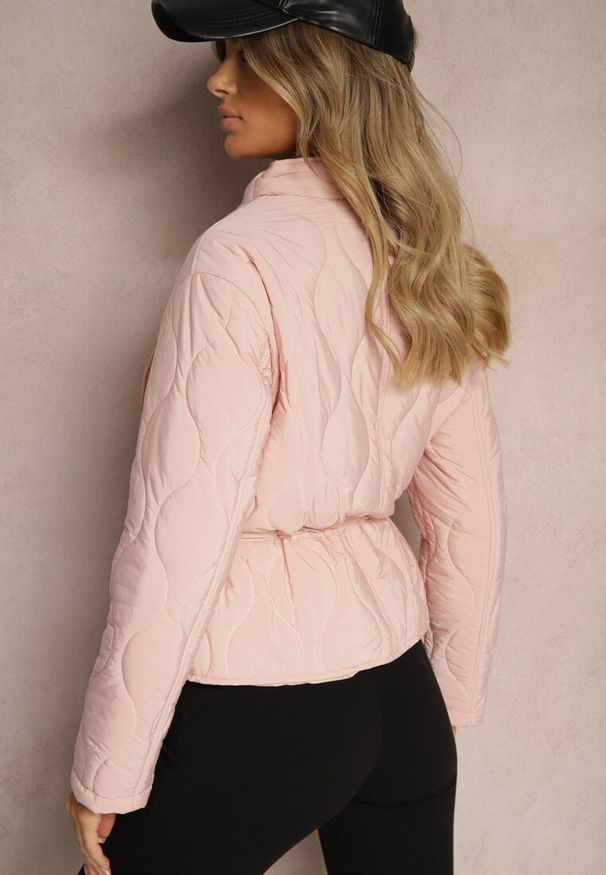 Renee - Różowa Kurtka Pikowana Ściągana w Pasie Luluna. Okazja: na co dzień. Kolor: różowy. Materiał: jeans. Długość rękawa: długi rękaw. Długość: długie. Styl: elegancki, casual