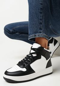 Born2be - Czarno-Białe Sneakersy za Kostkę z Perforacją Desta. Wysokość cholewki: za kostkę. Kolor: czarny. Materiał: jeans #1