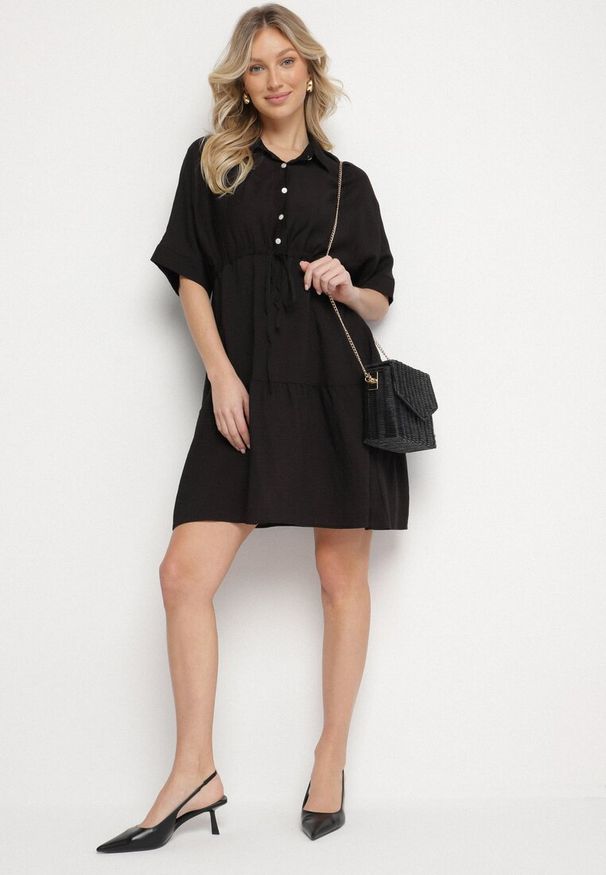 Born2be - Czarna Sukienka Koszulowa z Wiskozy z Kołnierzykiem i Wiązaniem Nanieria. Okazja: na co dzień. Kolor: czarny. Materiał: wiskoza. Długość rękawa: krótki rękaw. Typ sukienki: koszulowe. Styl: casual, boho
