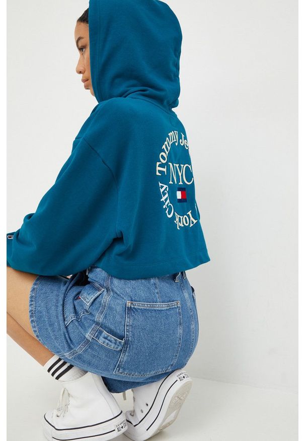 Tommy Jeans bluza DW0DW13570.9BYY damska kolor turkusowy z kapturem z aplikacją. Typ kołnierza: kaptur. Kolor: turkusowy. Materiał: bawełna, dzianina. Długość rękawa: długi rękaw. Długość: krótkie. Wzór: aplikacja
