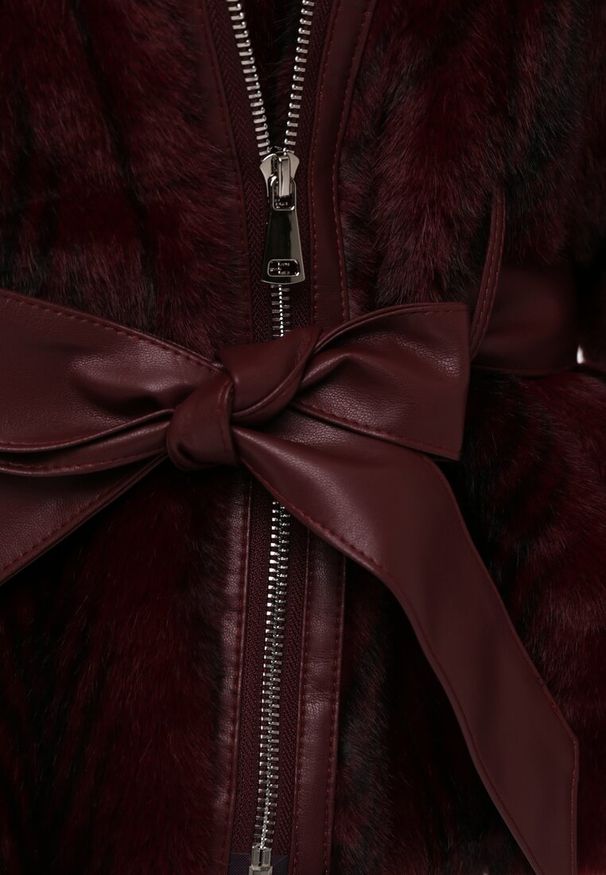 Born2be - Bordowa Futrzana Kurtka z Paskiem z Imitacji Skóry i Ozdobnymi Sprzączkami Oryss. Okazja: na co dzień. Kolor: czerwony. Materiał: skóra, futro. Styl: casual