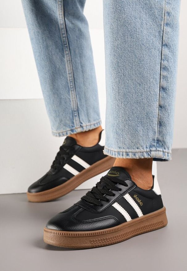 Born2be - Czarno-Białe Sneakersy w Stylu Tenisówek z Paskami na Boku Saliena. Okazja: na co dzień. Zapięcie: pasek. Kolor: czarny. Materiał: jeans, skóra