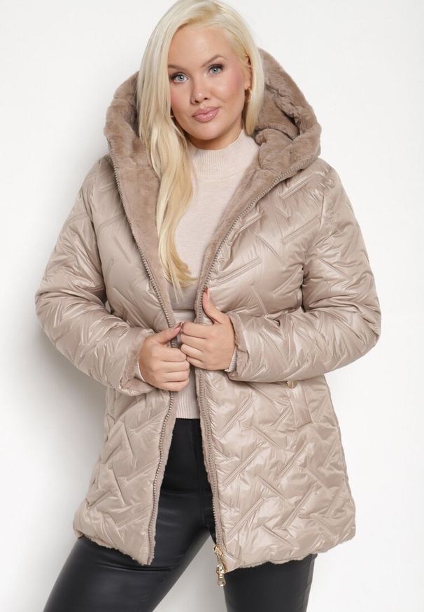 Born2be - Ciemnobeżowa Pikowana Kurtka z Kapturem Ocieplana Futerkiem Lealinea. Okazja: na co dzień. Typ kołnierza: kaptur. Kolekcja: plus size. Kolor: beżowy. Materiał: futro. Długość: długie. Styl: casual
