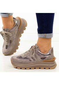 Taupe skórzane sneakersy damskie Filippo Dp7408/25. Okazja: na spacer. Materiał: nubuk, skóra. Szerokość cholewki: normalna. Sezon: wiosna, jesień. Sport: turystyka piesza