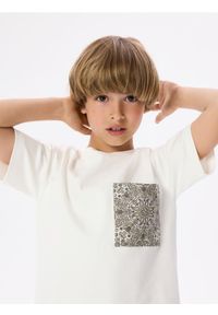 Reserved - T-shirt z kieszonką z autorskim nadrukiem - biały. Kolor: biały. Materiał: bawełna. Wzór: nadruk #1