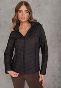 Renee - Czarna Kurtka Przejściowa z Pikowaniem i Odpinanym Kapturem Edielitia. Okazja: na co dzień. Typ kołnierza: kaptur. Kolor: czarny. Materiał: nylon, jeans. Styl: casual #1
