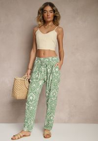 Renee - Ciemnozielone Wiskozowe Spodnie High Waist Zdobione Ornamentalnym Printem Jenavitha. Stan: podwyższony. Kolor: zielony. Materiał: wiskoza. Wzór: aplikacja, nadruk. Sezon: lato, wiosna. Styl: klasyczny, elegancki